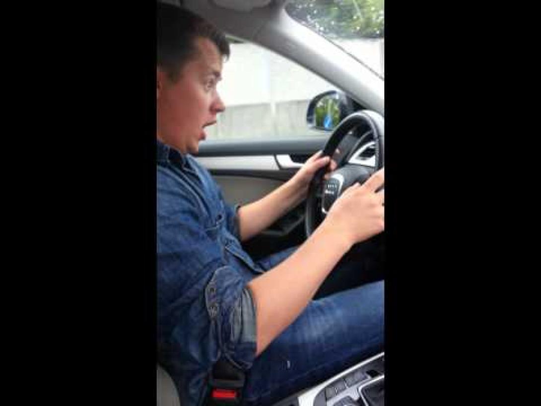 Ξεκαρδιστικός οδηγός τα «παίρνει στο κρανίο» με το σύστημα αναγνώρισης φωνής!