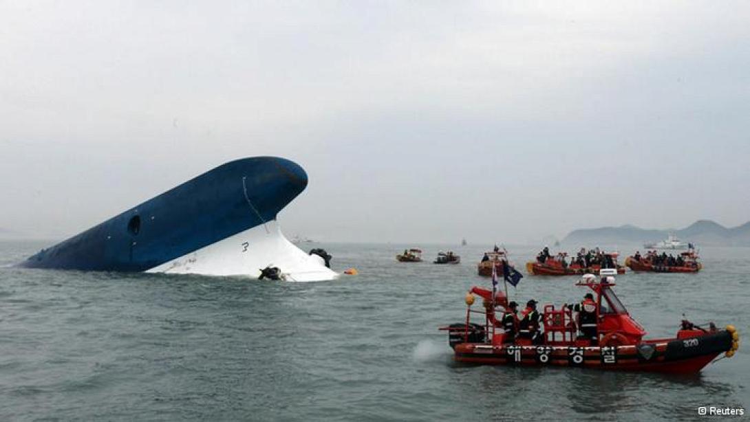 Κι άλλα πτώματα ανέσυραν οι δύτες από το μοιραίο πλοίο