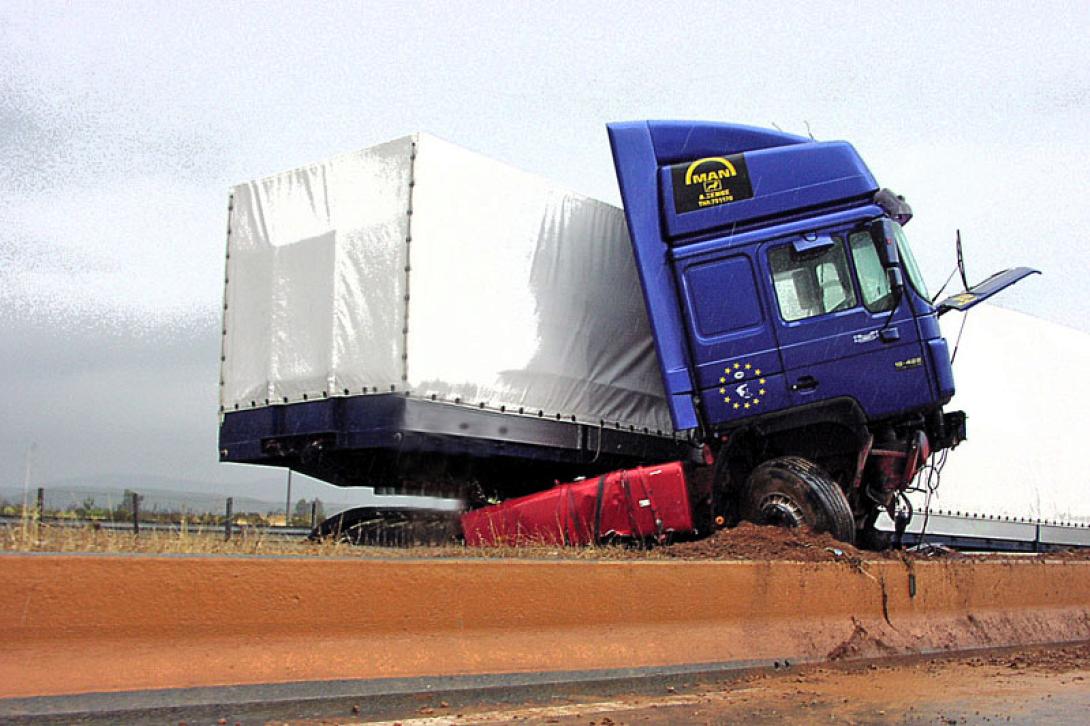 Δίπλωσε η νταλίκα στο ΒΟΑΚ (φωτό αρχείου).jpg