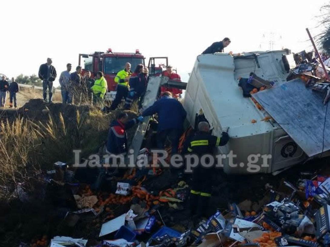 Έπεσε νταλίκα από γέφυρα στην εθνική οδό 