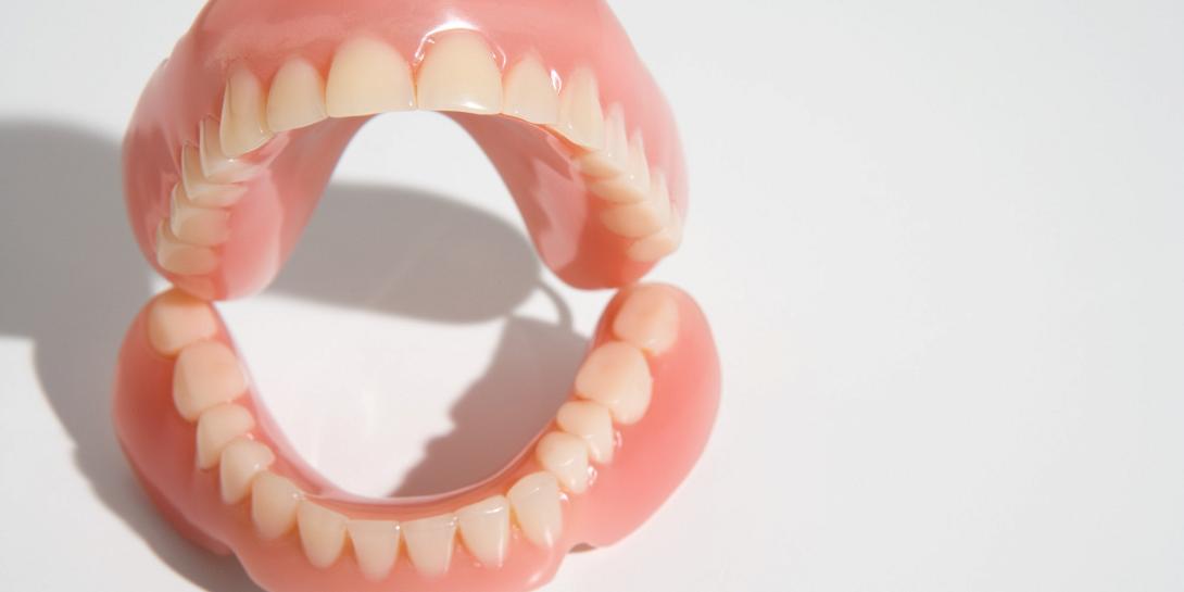 Δωρεάν οδοντοστοιχίες στους συνταξιούχους υπόσχεται ο Μπερλουσκόνι