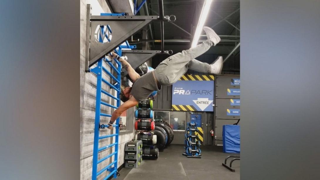 ο ανθρωπος που περπαταει στον αερα