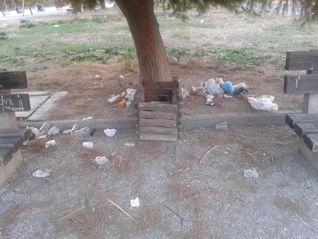 Ηράκλειο: Είτε υπάρχει καλάθι για τα σκουπίδια, είτε όχι, είναι ένα και το αυτό