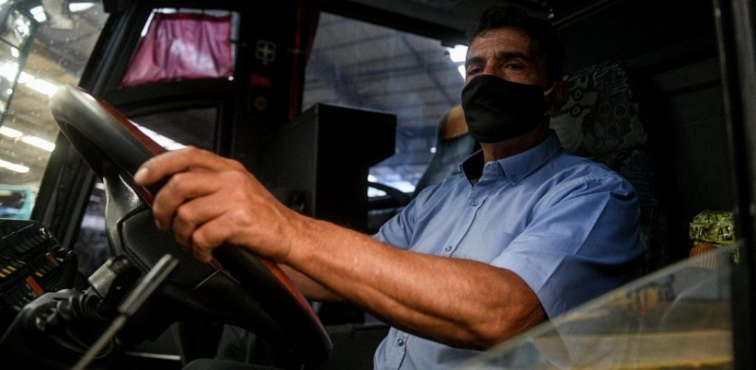μάσκα οδηγός λεωφορείου