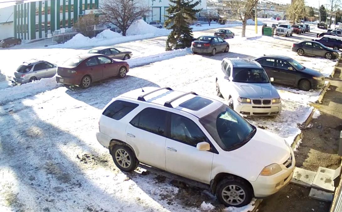 Ο οδηγός που χρειάστηκε πάνω από 4 λεπτά για να βγει από άδειο γκαράζ (βίντεο)