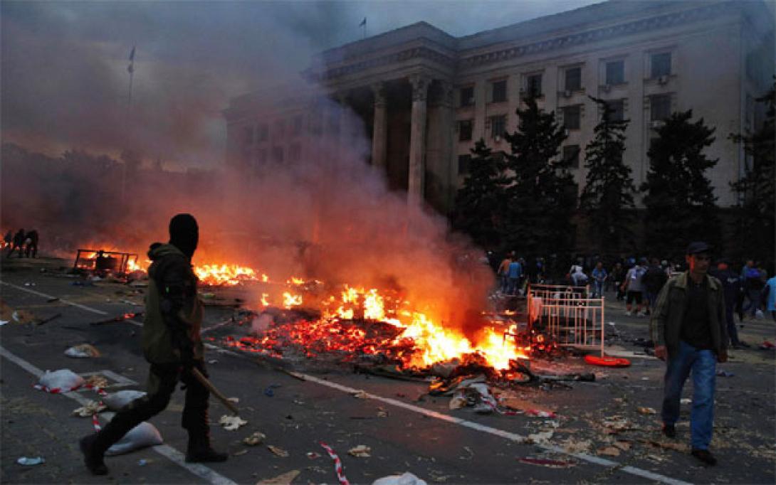 Ουκρανία: Θάβουν τους νεκρούς τους ενώ η χώρα διχασμένη ολισθαίνει προς τον πόλεμο