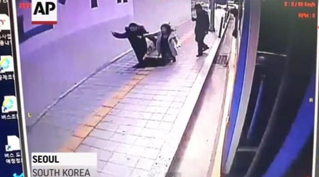 Ο δρόμος κατάπιε ανθρώπους στη Νότια Κορέα (βίντεο)