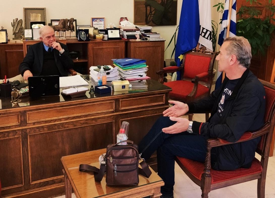 Ο Βασίλης Λαμπρινός με τον πρόεδρο της ΟΕΒΕΝΗ Χαράλαμπο Λεκάκη