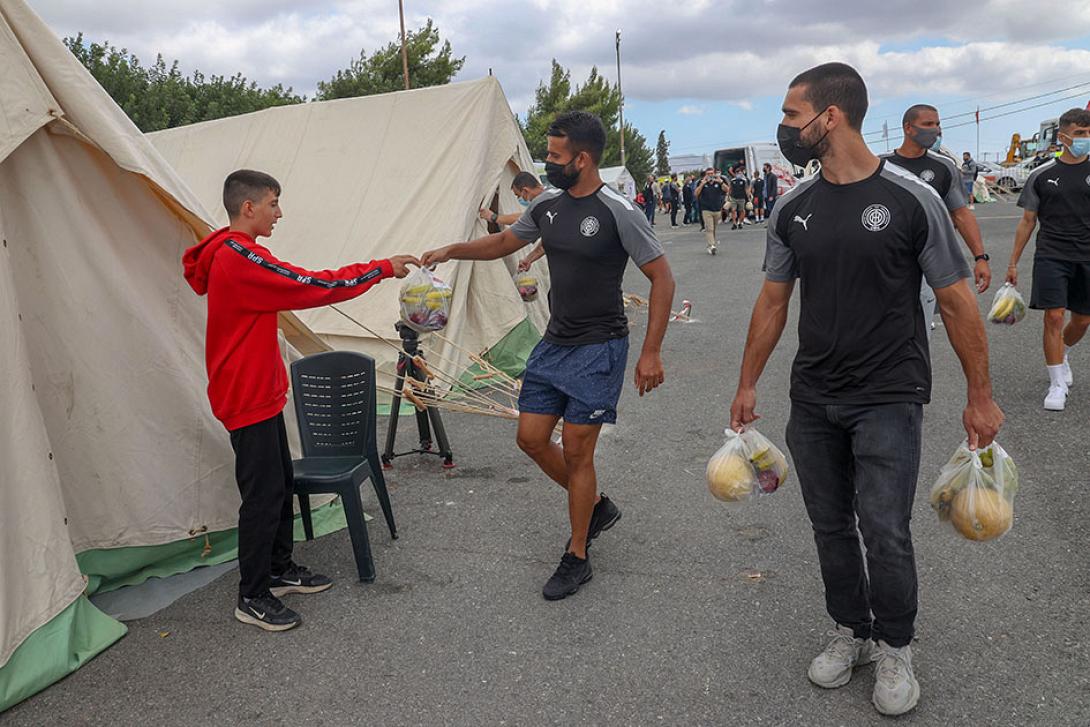 Μοίρασαν φρούτα στους σεισμόπληκτους οι παίκτες του ΟΦΗ.jpg