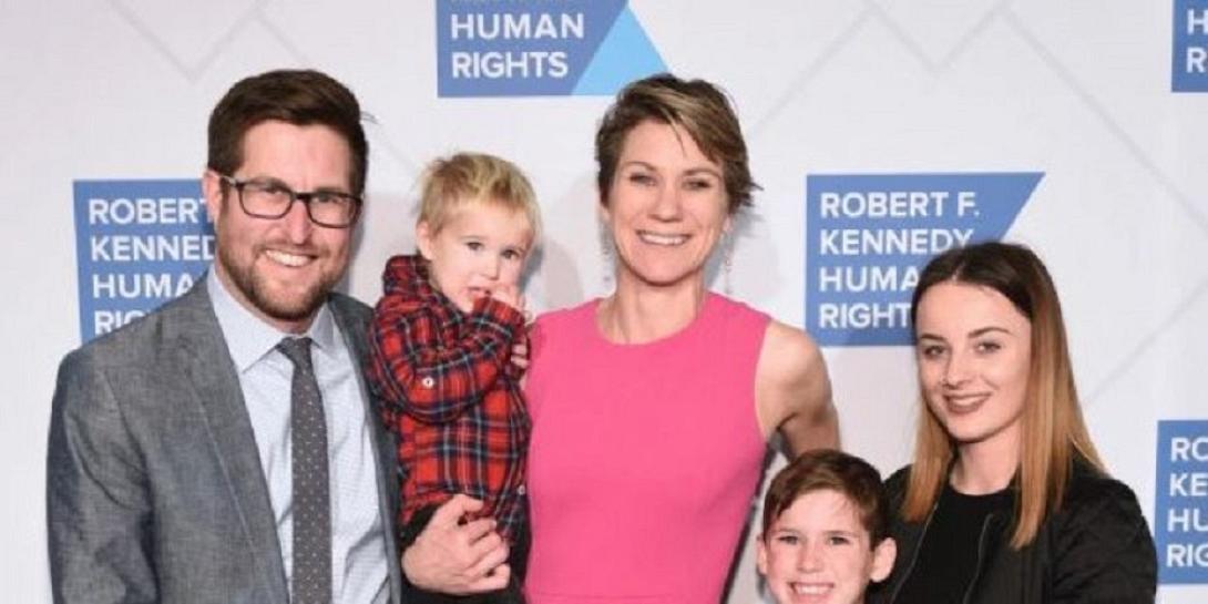 Η Μέιβ Κένεντι Μακκίν με την οικογένειά της