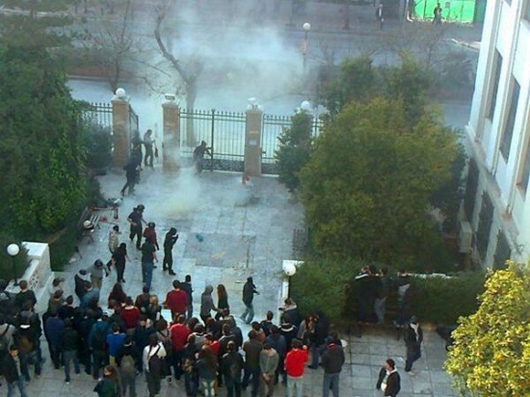 Χημικά και ένταση έξω από την ΑΣΟΕΕ 