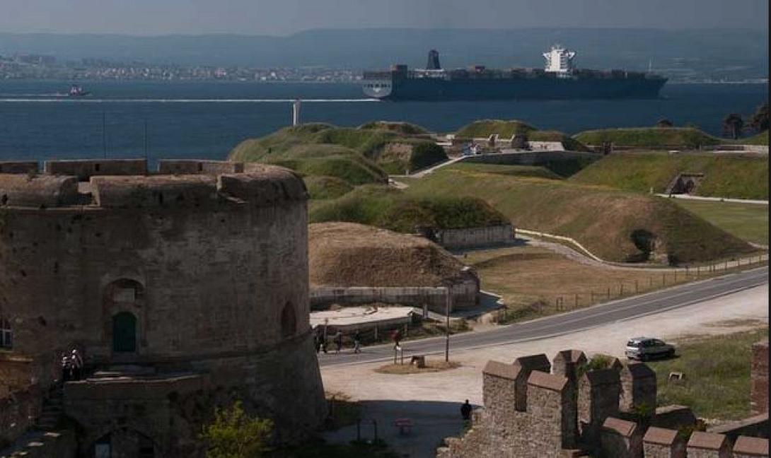 Καταιγίδα "κλείνει" τα Στενά των Δαρδανελίων στην Τουρκία