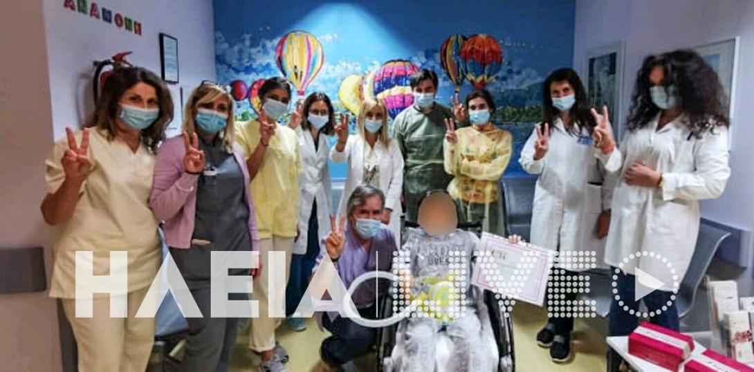 Ο 8χρονος με το προσωπικό της ΜΕΘ