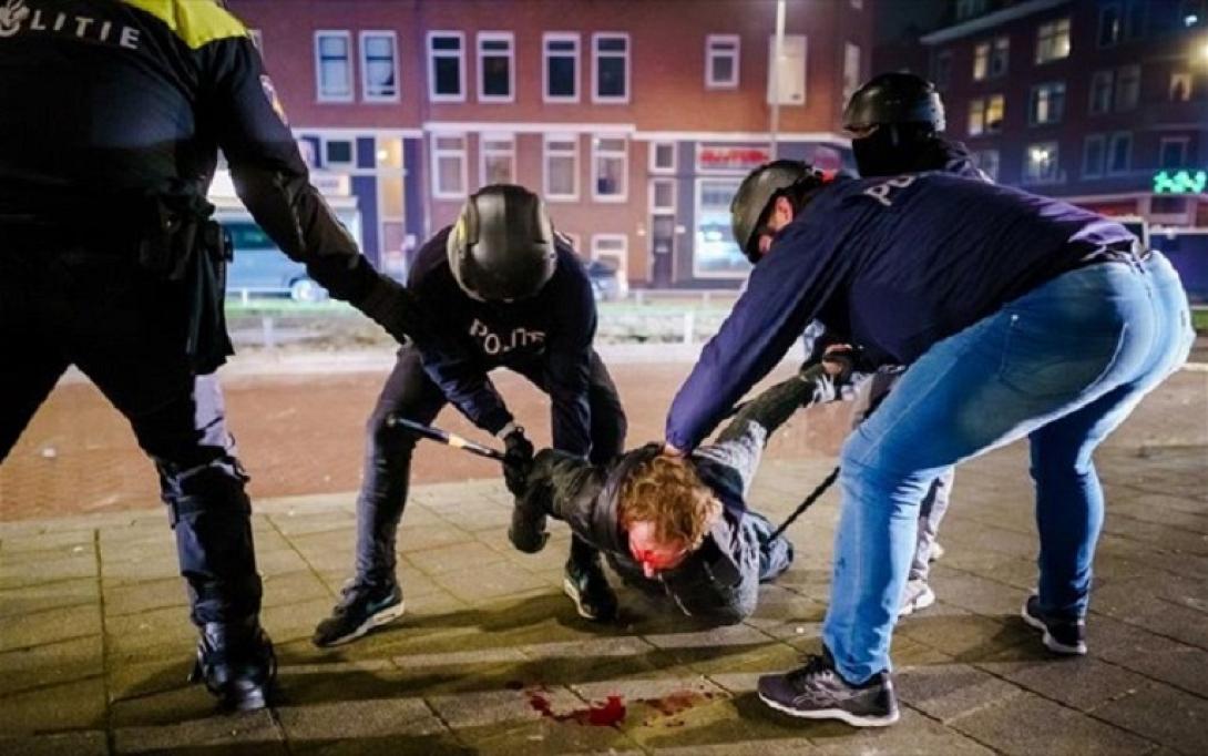 Ολλανδία - επεισόδια (EPA/MARCO DE SWART)