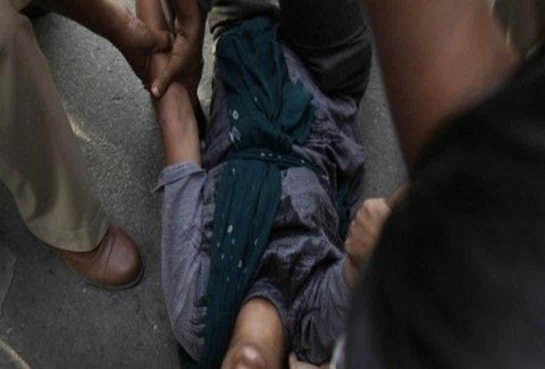 Βιάσαν ομαδικά, στραγγάλισαν και κρέμασαν 20χρονη στο Πακιστάν!