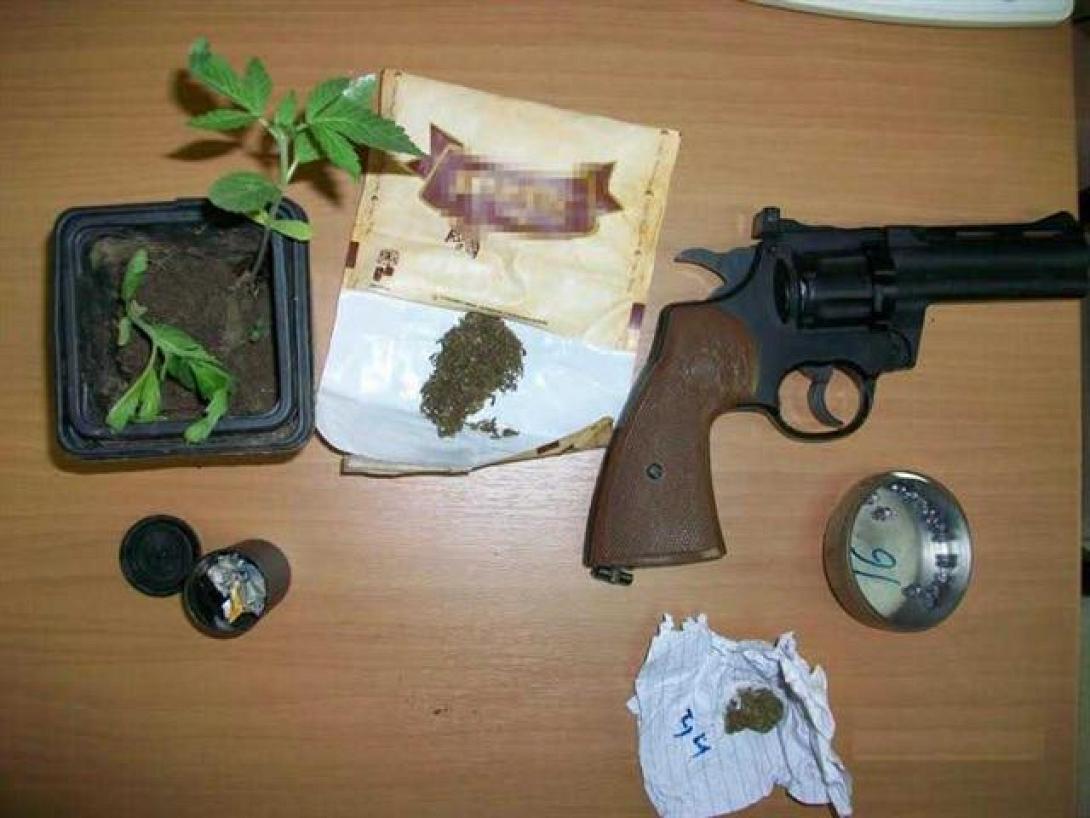 Όπλα και ναρκωτικά στην κατοχή 40χρονου Χανιώτη