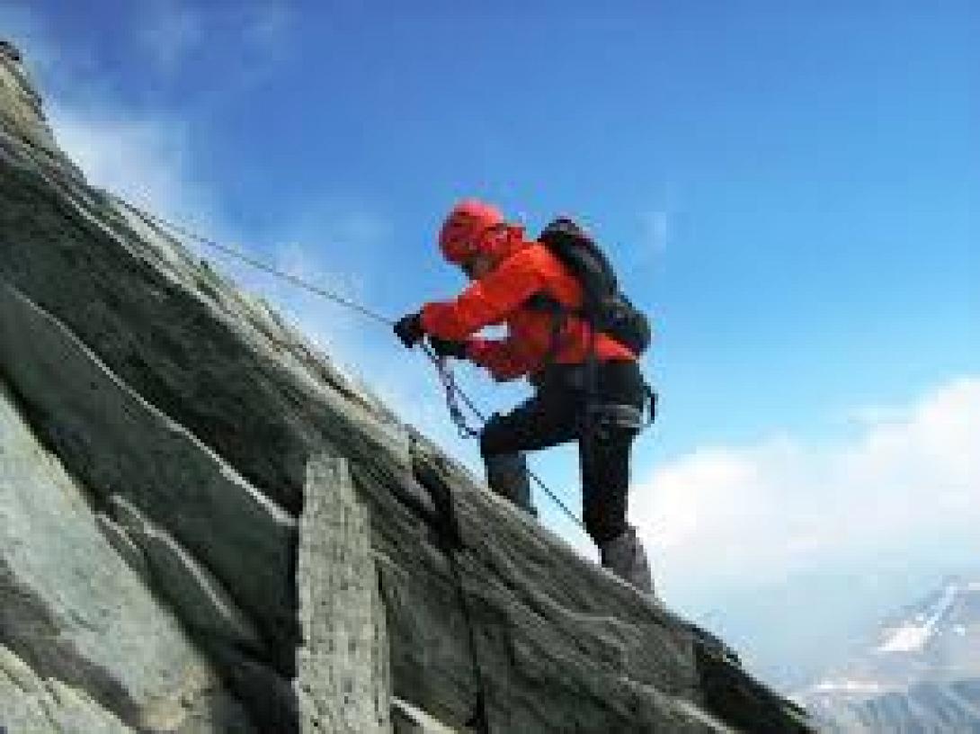Ορειβάτης ετών ... 87 σκαρφαλώνει σε βράχο 14 μέτρων σε 40 δευτερόλεπτα!