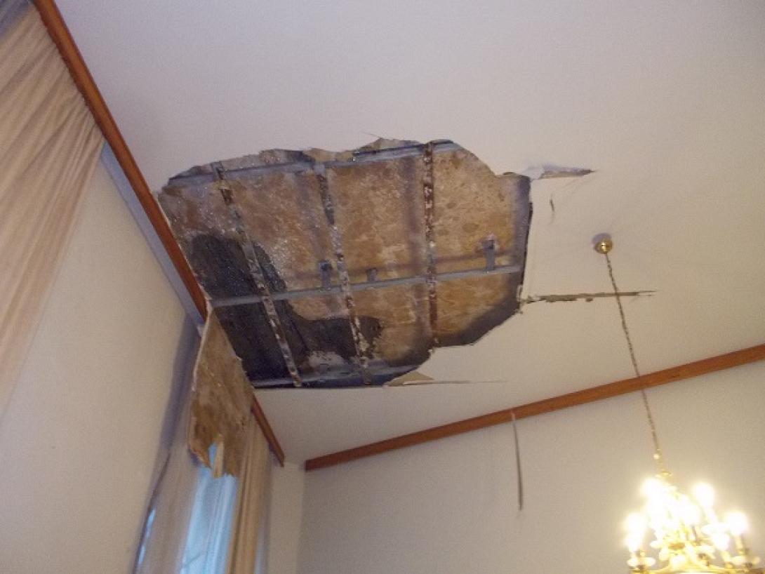 Έπεσε η οροφή από την υγρασία στο γραφείο του Βασίλη Λαμπρινού (φωτορεπορτάζ)
