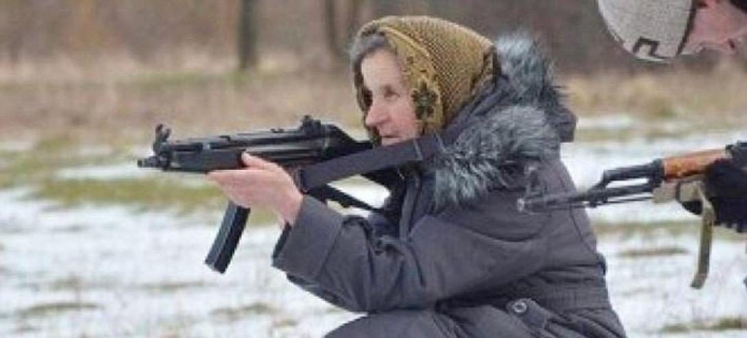 Η 68χρονη Ουκρανή που κάνει στρατιωτικά γυμνάσια και περνά όλα τα τεστ (βίντεο) 