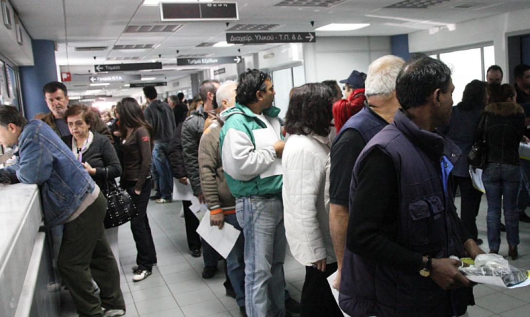 Ουρές στις εφορίες και τι τρέχουν να προλάβουν οι φορολογούμενοι