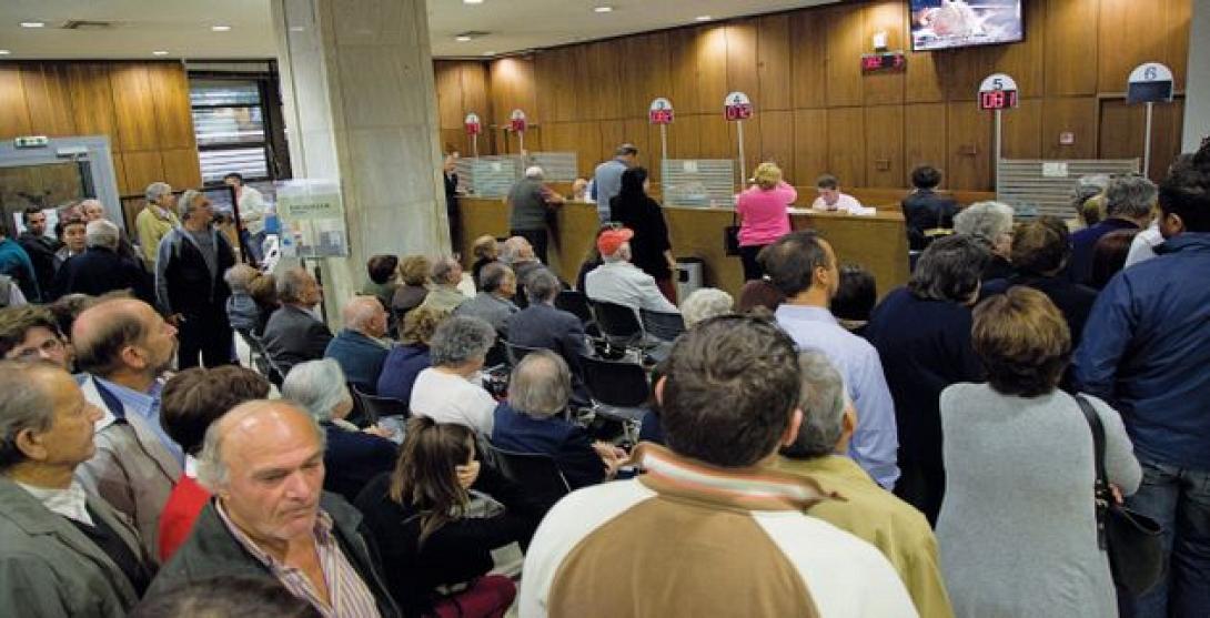 Ουρές και σήμερα έξω από καταστήματα στο Ηράκλειο