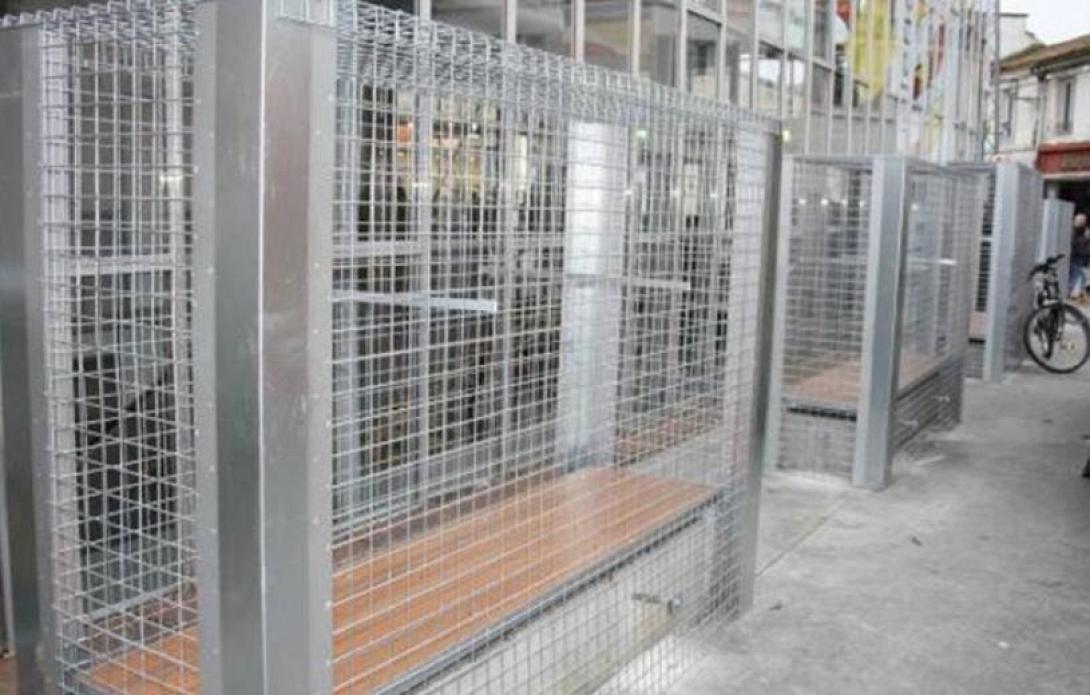 Δήμαρχος έβαλε κλουβιά σε παγκάκια για να μην πηγαίνουν οι άστεγοι! (φωτο)