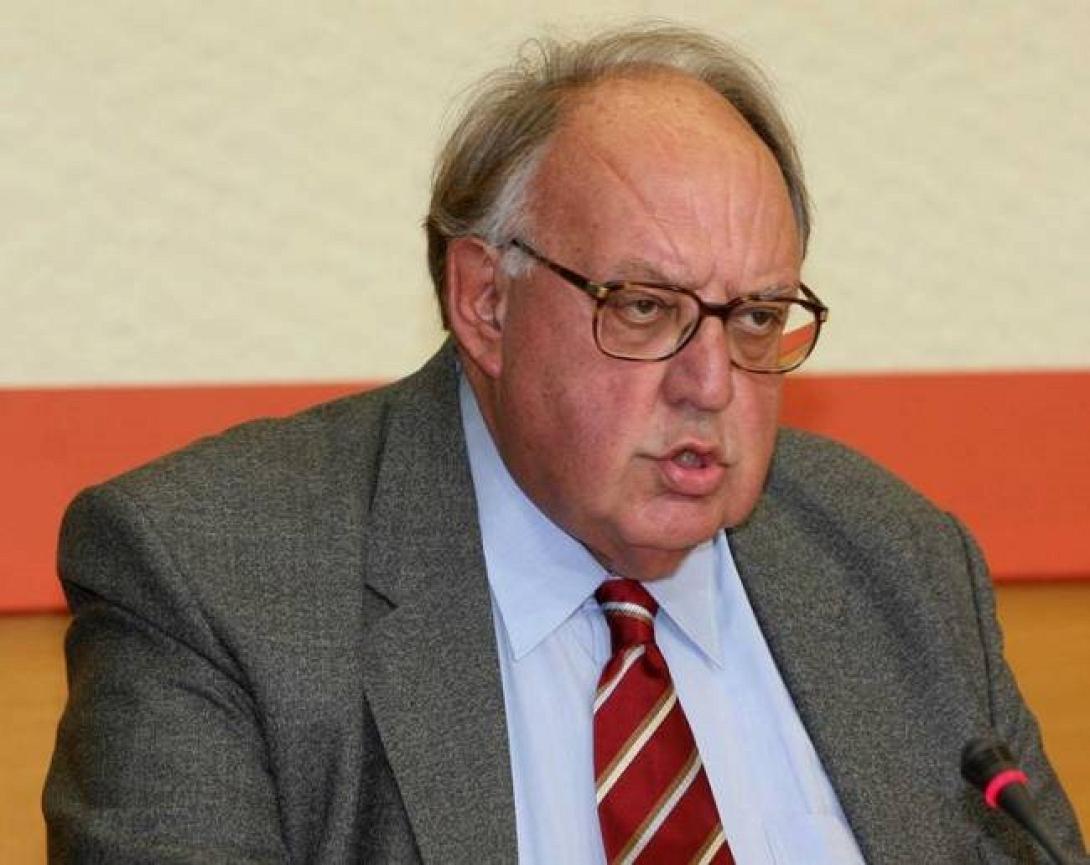 Ο Θ.Πάγκαλος εκπρόσωπος του Υπουργείου Εθνικής 'Αμυνας στις Βρυξέλλες