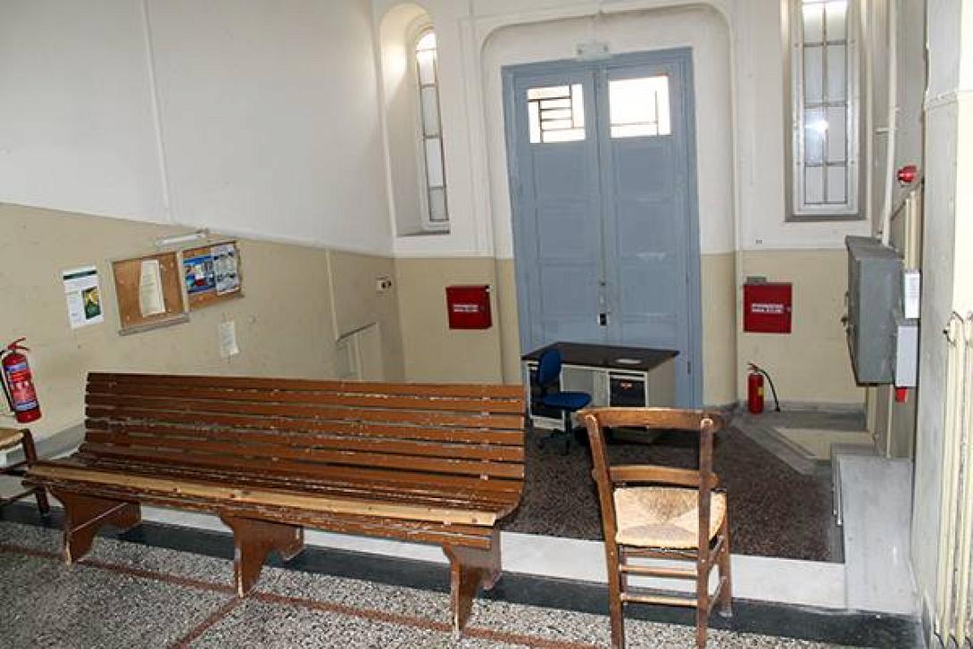 Τα αυτοσχέδια "αναχώματα" στο Δικαστικό Μέγαρο Ηρακλείου