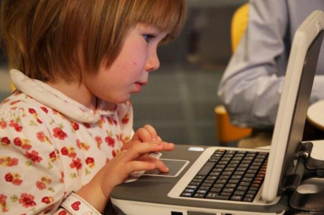 Big brother παιδεραστών οι κάμερες υπολογιστών σε παιδικά δωμάτια