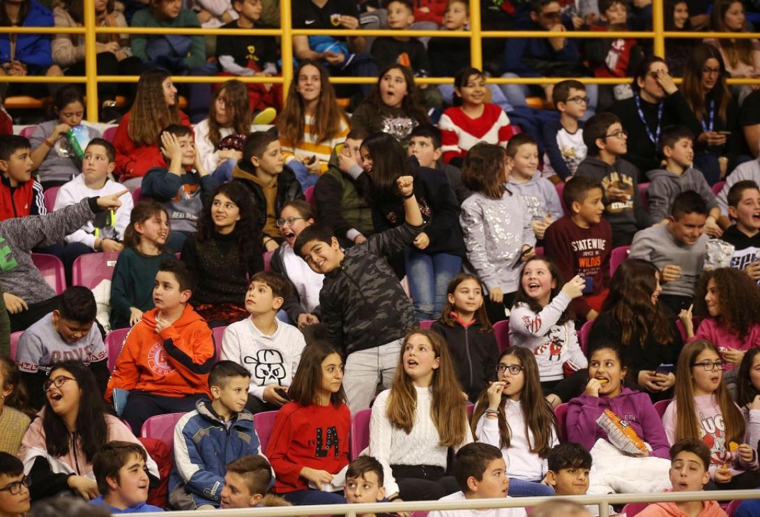 Παιδιά στην κερκιδα.jpg