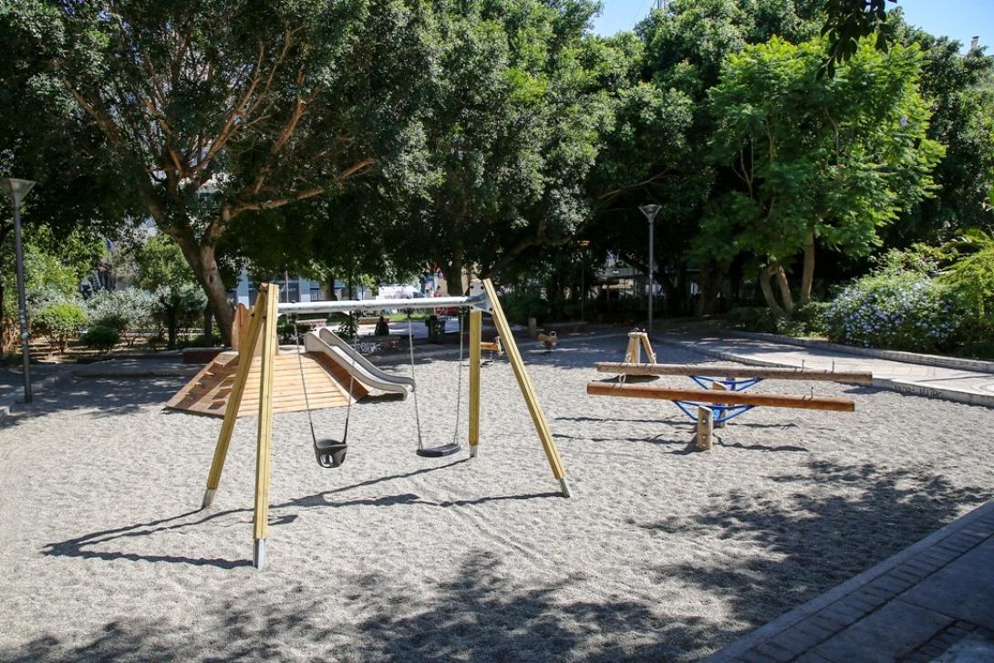νέα παιδική χαρά στις οδούς Κανάρη και Ικάρου 