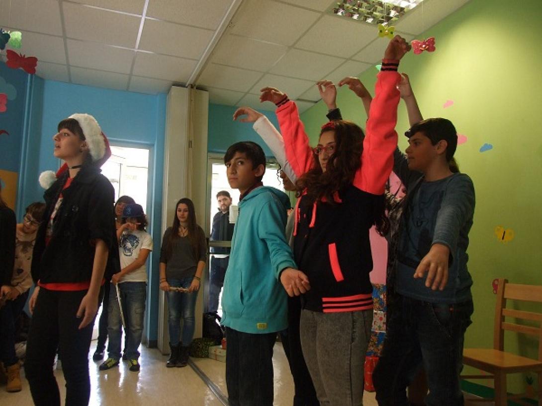 Θεατρική παράσταση από το 6ο Γυμνάσιο Ηρακλείου, στην Παιδοαιματολογική του ΠΑΓΝΗ