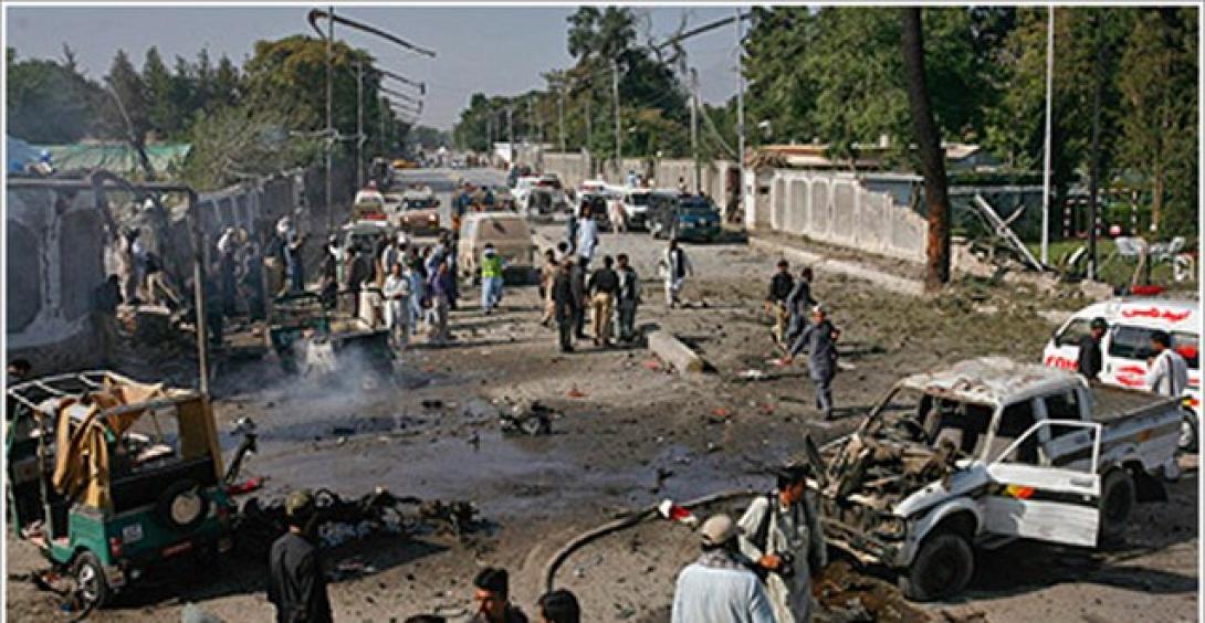 Επίθεση αυτοκτονίας με 45 νεκρούς στα σύνορα Ινδίας - Πακιστάν