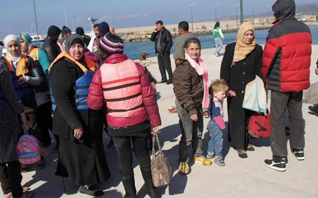 Πολίτες και σύλλογοι προσφέρουν είδη πρώτης ανάγκης στους μετανάστες των Χανίων