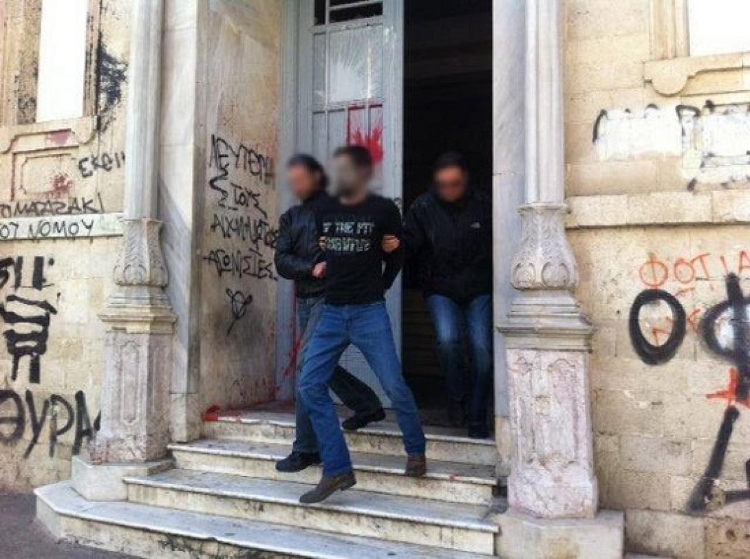 Δειλοί και ενώπιον του Εισαγγελέα οι δύο "νταήδες" που σκότωσαν με μαγκούρες τον 51χρονο στο Αντισκάρι