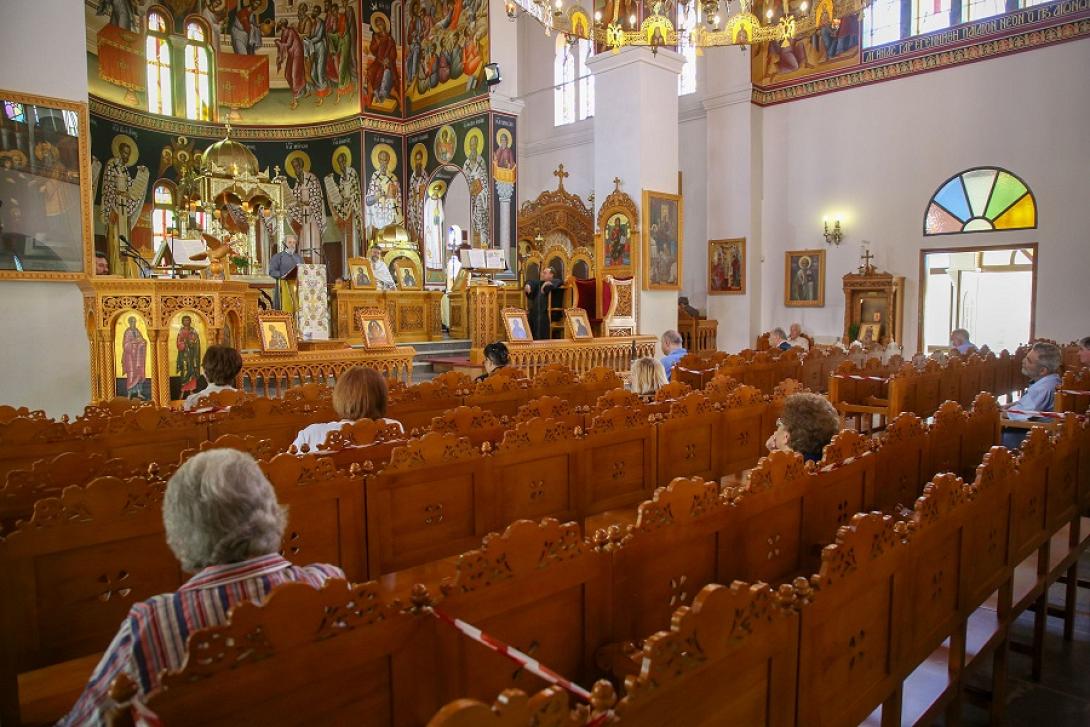 Με κενές καρέκλες η θεία Λειτουργία