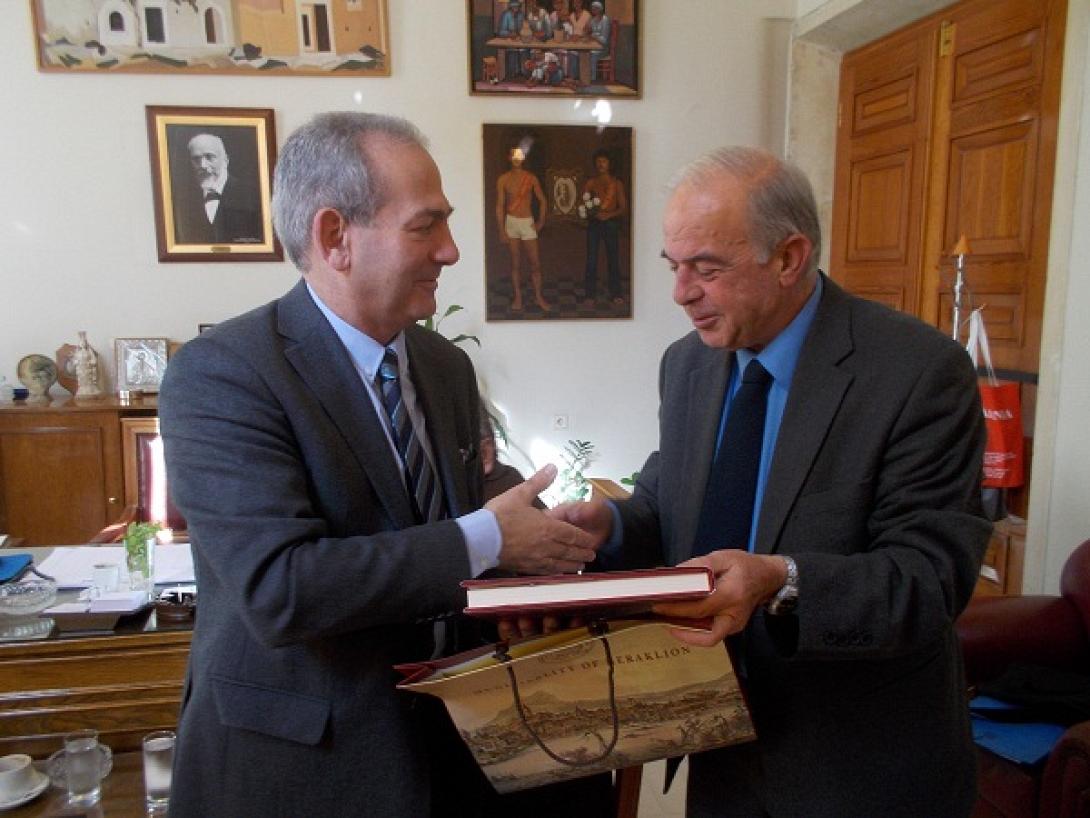 Στο Ηράκλειο ο πρόεδρος του ΕΚΑΒ - "Ερχονται 25 ασθενοφόρα στην Κρήτη"