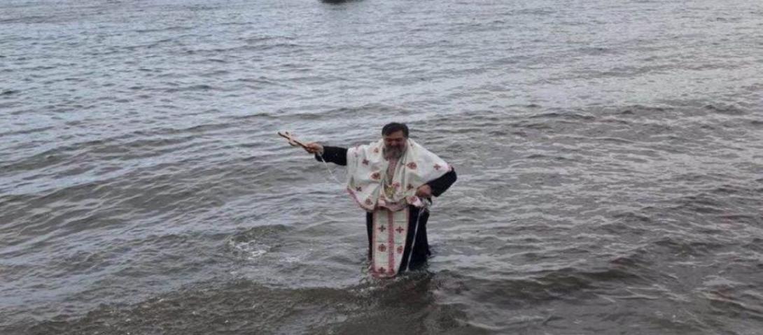 Δεν βούτηξε κανείς για τον Σταυρό και πήγε να τον πάρει ο παπάς.jpg