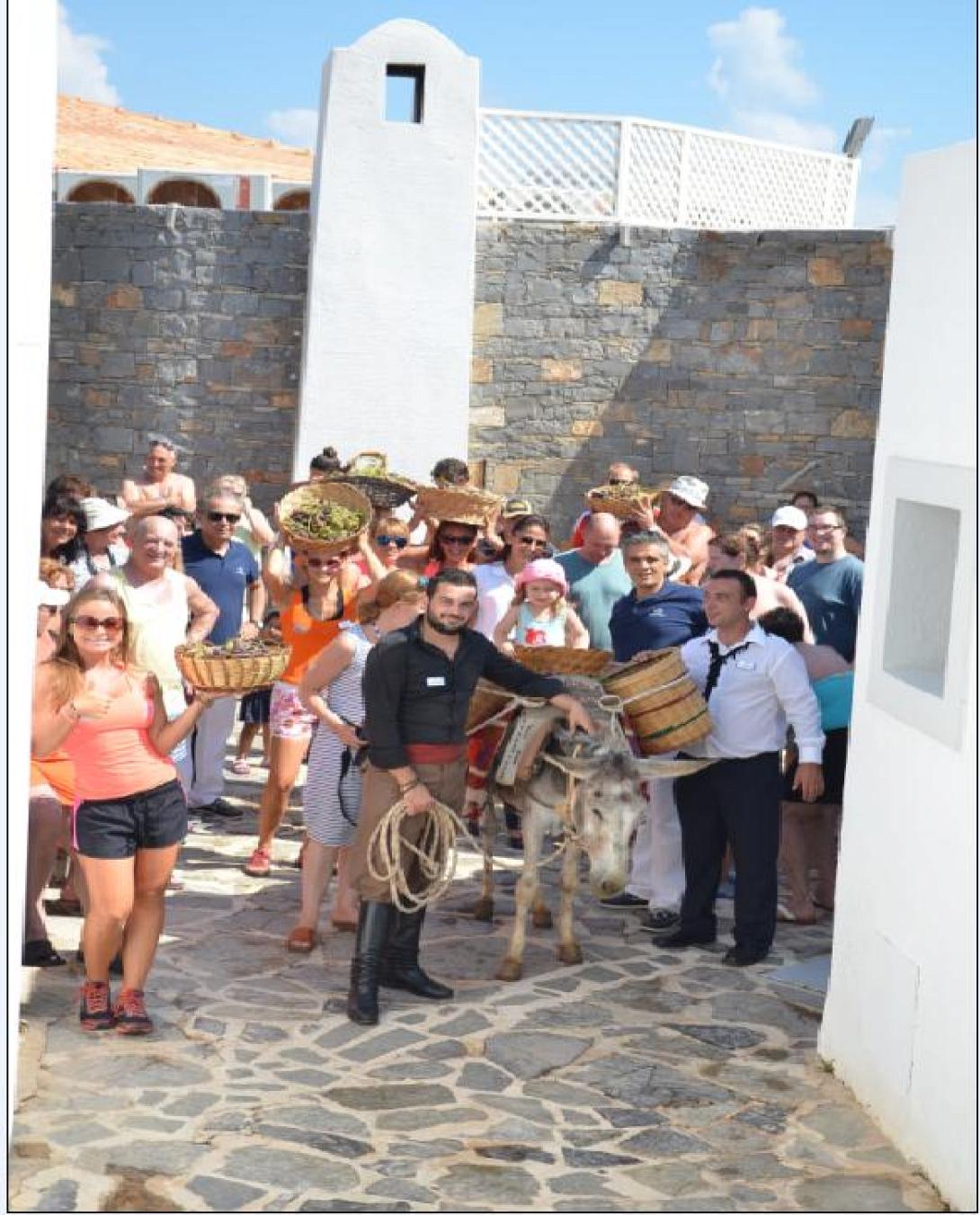 Παραδοσιακός τρύγος στο Creta Maris Beach Resort