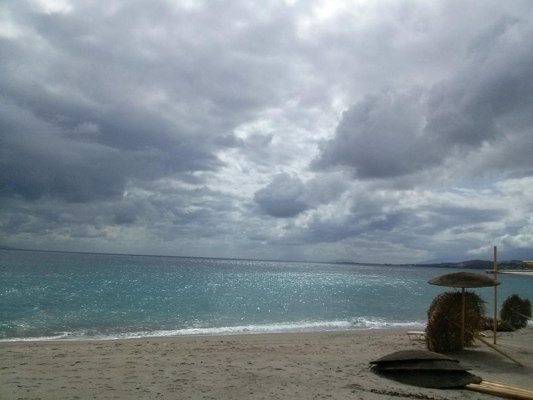 παραλία συννεφιά