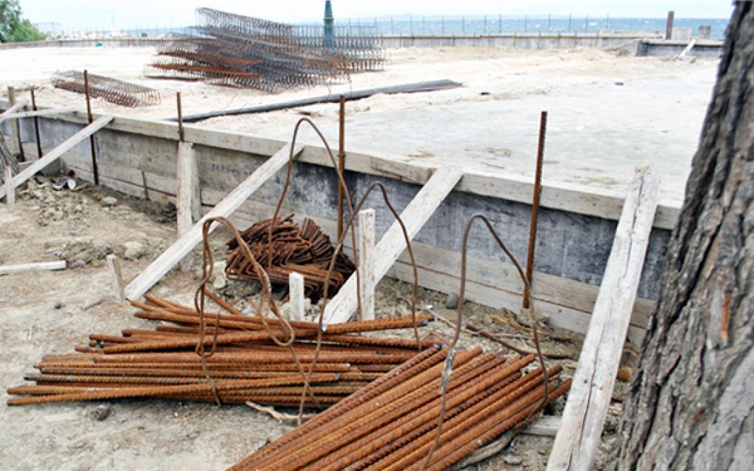 Πρώην αντιδήμαρχος χτίζει στην απαλλοτρίωση δρόμου και ο δήμος σφυρίζει κλέφτικα