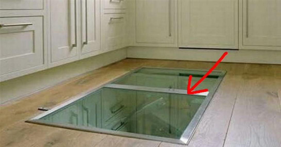 Αυτός ο άνθρωπος έβαλε ένα παράθυρο στο πάτωμα της κουζίνας του. Ο λόγος;;;