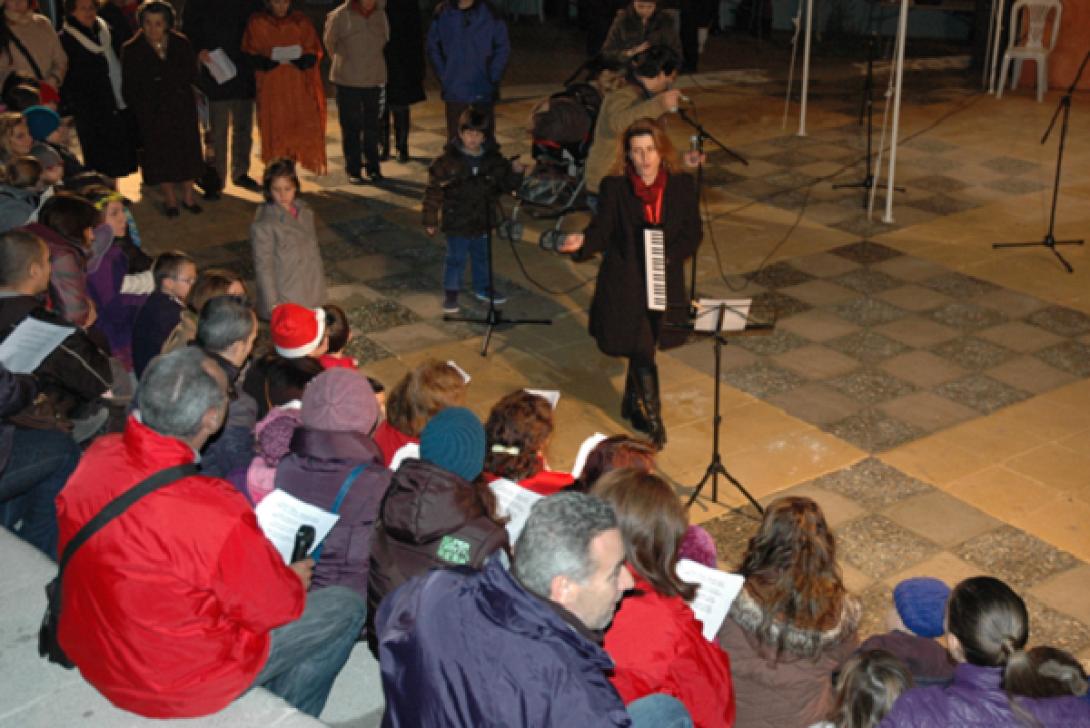 Χριστουγεννιάτικα τραγούδια από μικρά παιδιά στο πάρκο της λεωφόρου Κνωσού 
