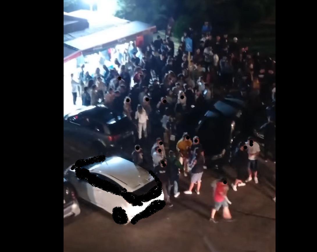 εκατοντάδες άτομα ο ένας πάνω στον άλλο στην Παραλιακή