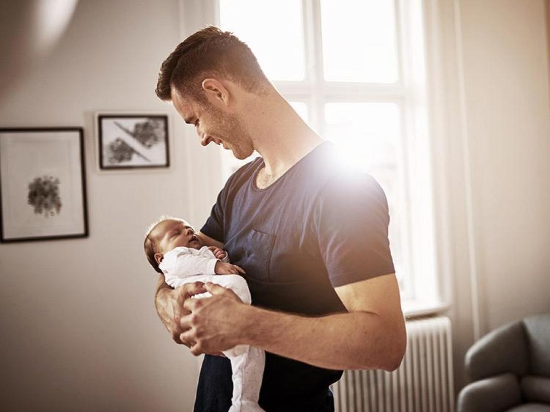 Άδεια πατρότητας πατέρας μωρό