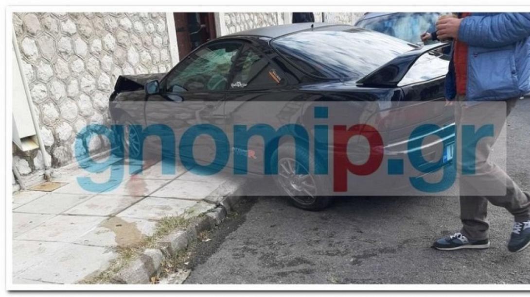 Το αυτοκίνητο πάνω στο πεζοδρόμιο