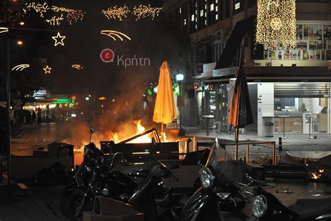 Άγρια νύχτα στο Ηράκλειο - Πεδίο μάχης αντιεξουσιαστών και ΜΑΤ το κέντρο της πόλης