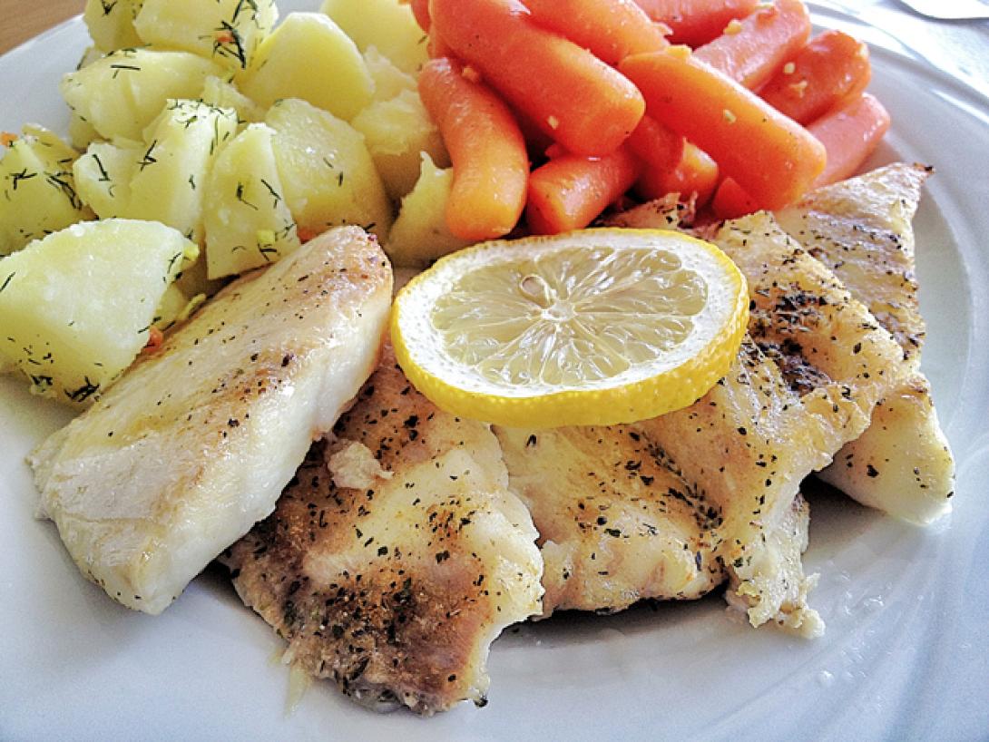 Πέρκα με λαχανικά και σος πιπεριάς