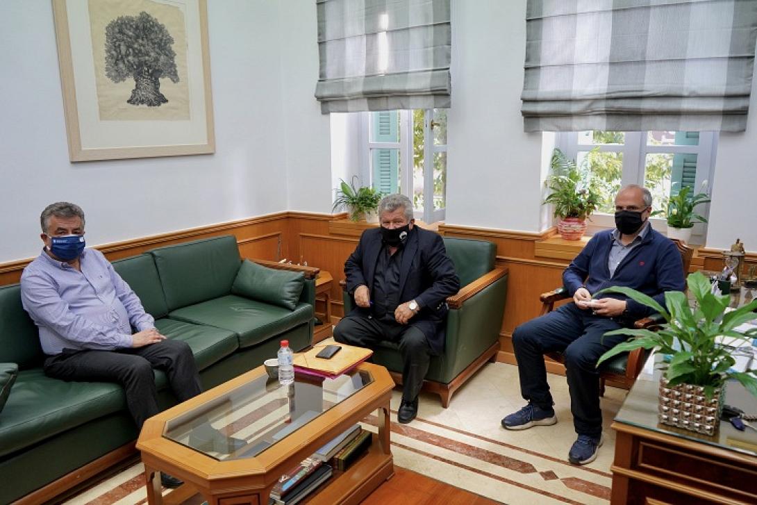 Με τον Δήμαρχο Σφακίων Μανούσο Χιωτάκη συναντήθηκε σήμερα ο Περιφερειάρχης Κρήτης