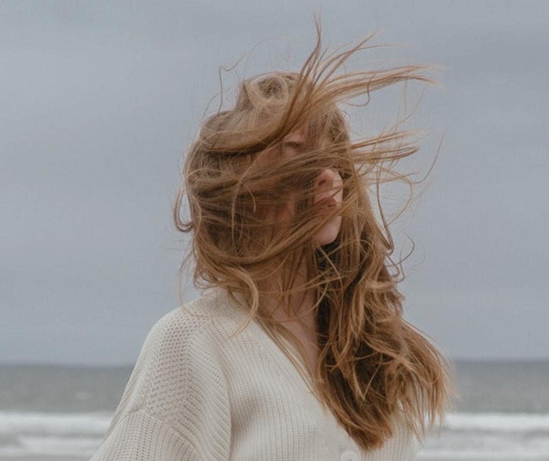 γυναίκα άνεμος θάλασσα